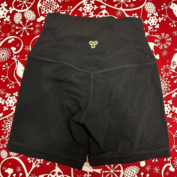 3 Aritzia Cheeky Hi-Rise 5" Shorts (GOLDEN BUTTER) - Picture 6 of 11